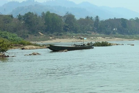 Những chiếc thuyền đánh bắt cá trên dòng sông Mekong tại địa phận Lào. (Ảnh: Hùng Võ/Vietnam+)