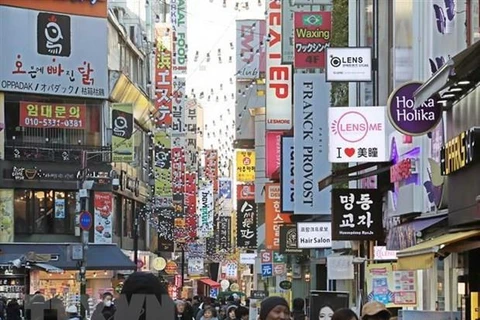 Người dân mua sắm hàng hóa tại khu vực Myeongdong, thủ đô Seoul, Hàn Quốc, ngày 2/1/2019. (Nguồn: Yonhap/TTXVN)
