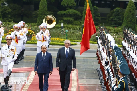 Thủ tướng Nguyễn Xuân Phúc và Thủ tướng Australia Scott Morrison duyệt Đội Danh dự Quân đội nhân dân Việt Nam. (Ảnh: Văn Điệp/TTXVN)