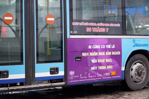Chiếc xe buýt mang thông điệp phòng chống nạn buôn bán người. (Ảnh: Minh Hiếu/Vietnam+)