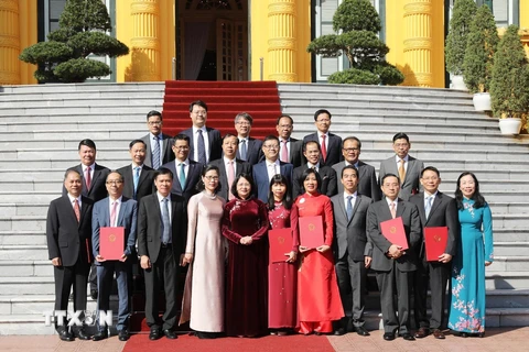 Phó Chủ tịch nước Đặng Thị Ngọc Thịnh với các Đại sứ Việt Nam tại nước ngoài nhiệm kỳ 2019-2022. (Ảnh: Lâm Khánh/TTXVN)