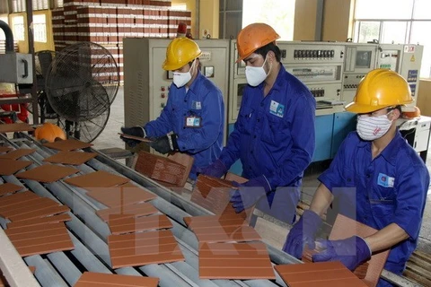 Một dây chuyền sản xuất gạch ngói của Công ty Viglacera Hạ Long. (Ảnh: Thế Duyệt/TTXVN)