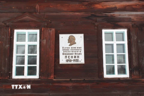 Bên ngoài ngôi nhà Lenin và gia đình đã sống trong thời gian bị đày ở làng Shushenshkoye những năm 1898-1900. (Ảnh: Trần Hiếu/TTXVN)