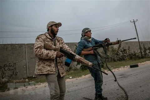 Lực lượng Chính phủ Đoàn kết dân tộc Libya (GNA) trong cuộc giao tranh với Lực lượng quân đội miền Đông (LNA) tại Tripoli ngày 2/4/2020. (Nguồn: THX/TTXVN) 