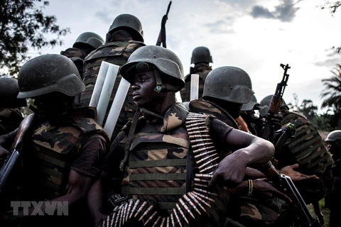 Binh sỹ quân đội CHDC Congo trong chiến dịch truy quét phiến quân Hồi giáo ở Oicha. (Ảnh:AFP/TTXVN) 