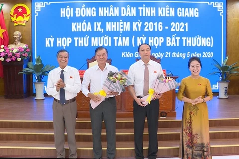 Ông Lâm Minh Thành (thứ hai từ phải qua) được bầu giữ chức Phó Chủ tịch UBDN tỉnh Kiên Giang. (Nguồn: VOV)