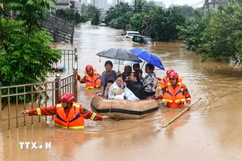 Lực lượng cứu hộ sơ tán người dân khỏi vùng lũ tại Cửu Giang, tỉnh Giang Tây ngày 8/7/2020. (Nguồn: AFP/TTXVN)