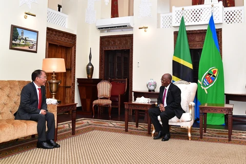 Tổng thống Tanzania John Pombe Joseph Magufuli tiếp thân mật Đại sứ Nguyễn Nam Tiến sau Lễ trình Quốc thư. (Ảnh: Đình Lượng/TTXVN)