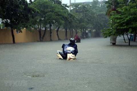 Đường Trường Chinh, thành phố Điện Biên Phủ ngập sâu trong nước. (Ảnh: Phan Tuấn Anh/TTXVN) 