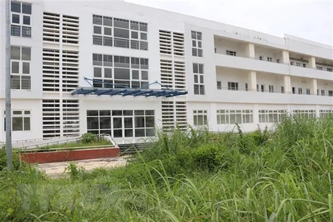 Khu bệnh viện chuyên khoa lao Bình Dương tại phường Phú Chanh, thị xã Tân Uyên cỏ mọc um tùm. (Nguồn: TTXVN)