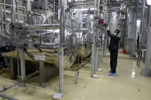 Kỹ thuật viên Iran làm việc tại nhà máy làm giàu urani ở Isfahan. (Nguồn: AFP/TTXVN)