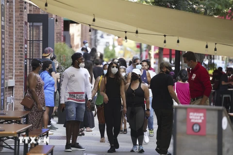 Người dân đeo khẩu trang phòng dịch COVID-19 tại New York, Mỹ ngày 7/9/2020. (Nguồn: THX/TTXVN)