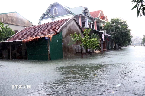 Khối phố 4, phường Trần Phú, thành phố Hà Tĩnh nước ngập sâu. (Ảnh: Công Tường/TTXVN)
