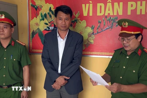  Cơ quan Cảnh sát điều tra Công an tỉnh Thừa Thiên Huế đọc quyết định khởi tố bị can, bắt tạm giam Hoàng Khánh Huy, nguyên Trưởng phòng Phòng Tài nguyên và Môi trường thành phố Huế. (Ảnh: TTXVN phát)
