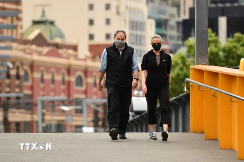 Người dân đeo khẩu trang phòng lây nhiễm COVID-19 tại Melbourne, Victoria, Australia, ngày 19/10/2020. (Nguồn: THX/TTXVN)