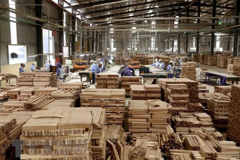 Sản xuất sản phẩm đồ gỗ xuất khẩu sang thị trường EU của Công ty CP WOODSLAND Tuyên Quang. (Ảnh: Vũ Sinh/TTXVN)