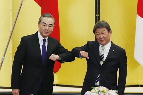 Bộ trưởng Ngoại giao Nhật Bản Toshimitsu Motegi (phải) và Bộ trưởng Ngoại giao Trung Quốc Vương Nghị trong cuộc gặp ngày 24/11. (Nguồn: AP) 