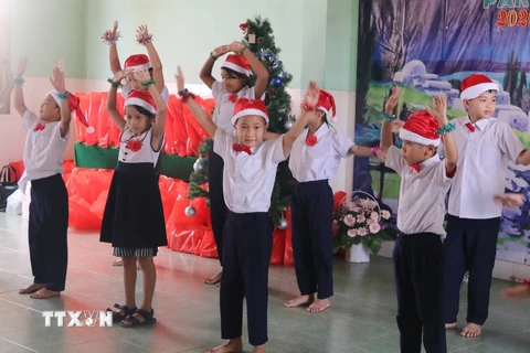 Các em nhỏ tại Trung tâm nuôi dưỡng trẻ mồ côi Giáo xứ Hà Nội (thành phố Biên Hòa, Đồng Nai) được vui chơi, được nhận quà mỗi dịp lễ Giáng sinh. (Ảnh: Lê Xuân/TTXVN)