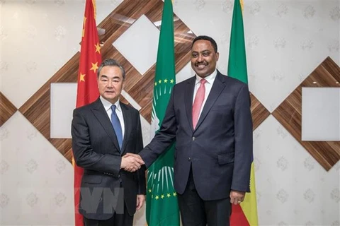 Ngoại trưởng Ethiopia Workneh Gebeyehu (phải) và Bộ trưởng Ngoại giao Trung Quốc Vương Nghị trong cuộc gặp tại Addis Ababa, Ethiopia. (Ảnh: THX/TTXVN) 