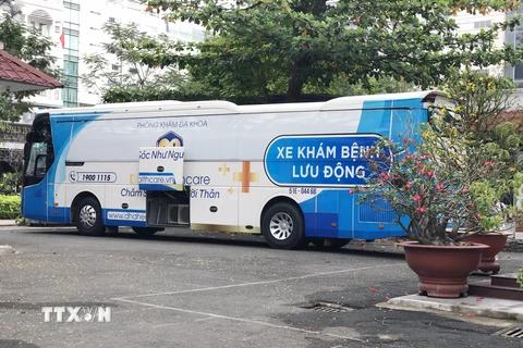 Xe khám bệnh lưu động được bàn giao tại trụ sở Sở Y tế Thành phố Hồ Chí Minh. (Ảnh: Mỹ Phương/TTXVN)