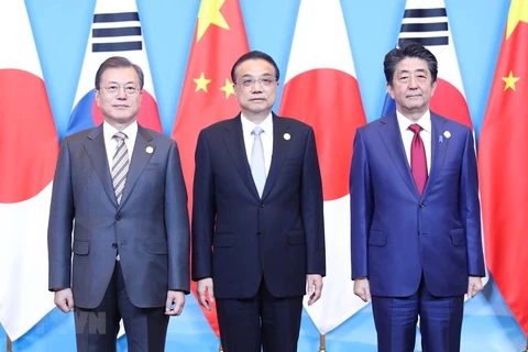 Tổng thống Hàn Quốc Moon Jae-in (bên trái), Thủ tướng Trung Quốc Lý Khắc Cường (ở giữa) và Thủ tướng Nhật Bản Shinzo Abe (bên phải) tại cuộc gặp ở Thành Đô, Trung Quốc ngày 24/12/2019. (Ảnh: THX/TTXVN) 