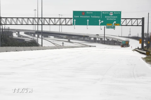 Một tuyến đường cao tốc bị đóng cửa do băng tuyết bao phủ dày đặc tại Houston, Texas, Mỹ, ngày 15/2/2021. (Ảnh: THX/TTXVN)