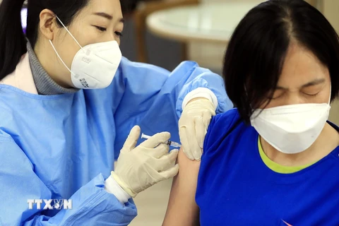 Tiêm vắcxin ngừa COVID-19 cho người dân tại Gwangju, Hàn Quốc ngày 26/2/2021. (Ảnh: THX/TTXVN)