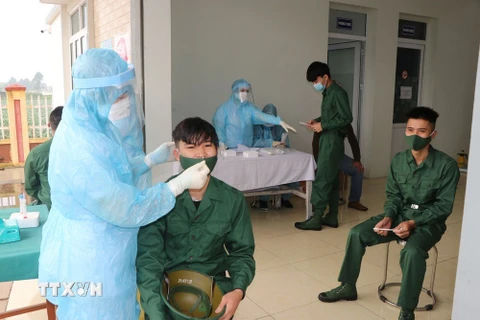 Sáng 7/3, tại trạm y tế xã Hưng Đạo, huyện Tứ Kỳ, 18 thanh niên xã Hưng Đạo đã được lấy mẫu xét nghiệm SARS-CoV-2 trước khi lên đường nhập ngũ. (Ảnh: Mạnh Minh/TTXVN)