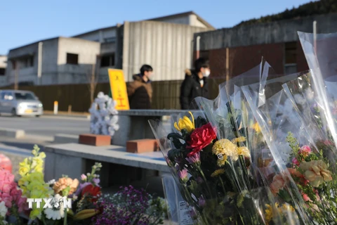 Người dân tưởng niệm các nạn nhân của thảm họa động đất và sóng thần năm 2011 tại Ishinomaki, Nhật Bản, ngày 11/3/2021. (Ảnh: Kyodo/TTXVN)
