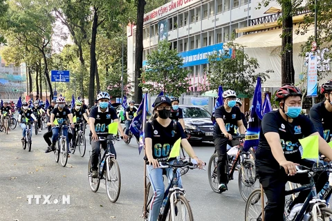 Các tình nguyện viên đạp xe trên tuyến đường Phạm Ngọc Thạch (Quận 1). (Ảnh: Hồng Giang/TTXVN)