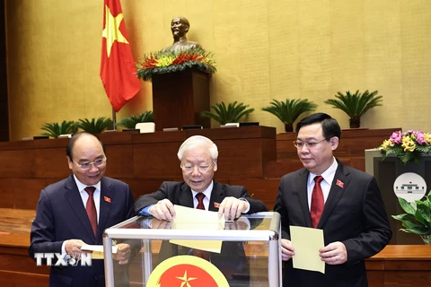 Tổng Bí thư Nguyễn Phú Trọng và các đồng chí lãnh đạo Đảng, Nhà nước bỏ phiếu. (Ảnh: Trọng Đức/TTXVN)