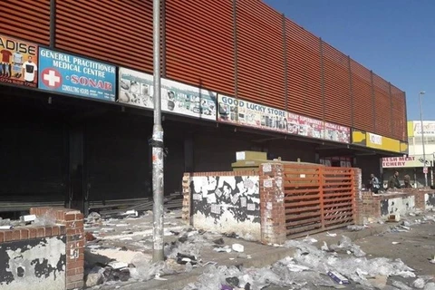 Các cửa hàng của người nước ngoài bị đập phá tại thành phố Johannesburg. (Ảnh: Phi Hùng/TTXVN) 
