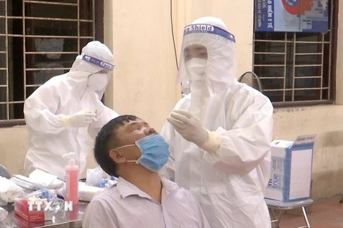 Lấy mẫu xét nghiệm SARS-CoV-2 cho người dân xã Mão Điền, huyện Thuận Thành. (Ảnh: Thanh Thương/TTXVN) 