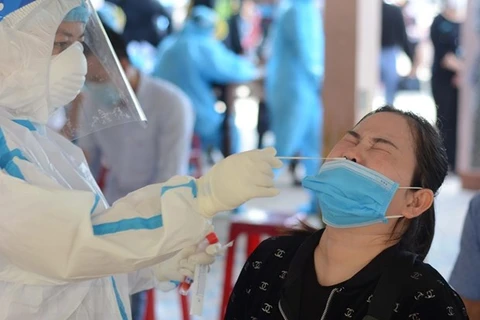 Nhân viên y tế lấy mẫu xét nghiệm COVID-19 cho người dân ở Đà Nẵng. (Ảnh: Văn Dũng/TTXVN) 
