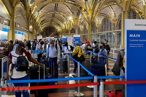 Hành khách chờ làm thủ tục tại sân bay Ronald Reagan ở Arlington, bang Virginia, Mỹ. Ảnh minh họa. (Ảnh: AFP/TTXVN)