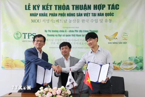 Lễ ký kết Biên bản ghi nhớ hợp tác giữa Công ty TPS Good Farmers, Thương vụ Đại sứ quán Việt Nam tại Hàn Quốc và Công ty VINAKA JSC. (Ảnh: Mạnh Hùng/TTXVN)