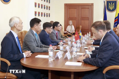Đại sứ Nguyễn Hồng Thạch và đoàn công tác Đại sứ quán làm việc với lãnh đạo tỉnh Odessa (Ukraine). (Ảnh: TTXVN phát)