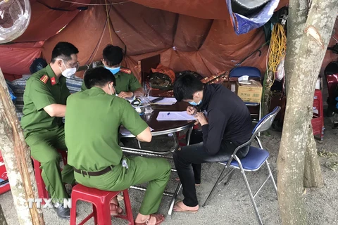 Công an huyện Sơn Hòa, tỉnh Phú Yên lập biên bản bắt quả tang tàng trữ ma túy đối với Nguyễn Thanh Tú. (Ảnh: TTXVN phát)