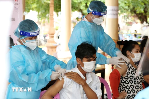 Nhân viên y tế tiêm vaccine phòng COVID-19 cho người dân tại Phnom Penh, Campuchia, ngày 8/7/2021. (Ảnh: THX/TTXVN)