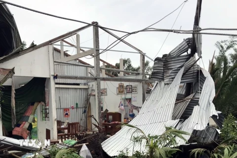 Nhiều nhà bị sập và tốc mái trên địa bàn huyện Giồng Riềng. (Ảnh: TTXVN phát)