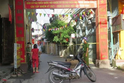 Các lực lượng chức năng tiến hành phong tỏa các trục đường dẫn vào khu dân cư ở phường Hà Huy Tập, thành phố Vinh, Nghệ An. (Ảnh: Nguyễn Văn Nhật/TTXVN)