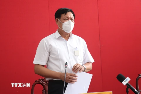 Thứ trưởng Bộ Y tế Đỗ Xuân Tuyên phát biểu tại buổi làm việc với tỉnh Bến Tre về công tác phòng, chống dịch. (Ảnh: Huỳnh Phúc Hậu/TTXVN)