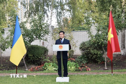Đại sứ Việt Nam tại Ukraine Nguyễn Hồng Thạch phát biểu tại buổi lễ kỷ niệm Quốc khánh Việt Nam 2/9.(Ảnh: TTXVN phát)