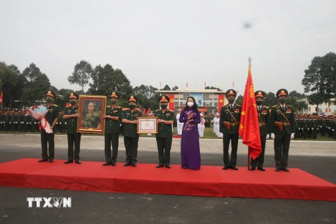 Thừa ủy quyền Chủ tịch nước, Phó Chủ tịch nước Võ Thị Ánh Xuân trao tặng Huân chương Quân công Hạng nhì cho Trường Sỹ quan Lục quân 2. (Ảnh: Công Phong/TTXVN)