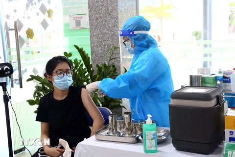 Nhân viên y tế tỉnh Ninh Thuận tiêm vaccine phòng COVID-19 cho người dân. (Ảnh: Công Thử/TTXVN)