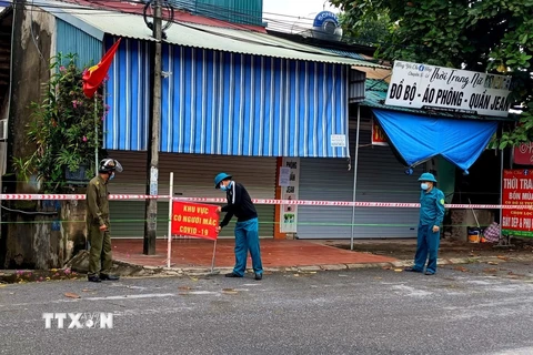 Lực lượng chức năng tiến hành phong tỏa các khu có nguy cơ lây nhiễm tại xã Chu Hóa, thành phố Việt Trì. (Ảnh: Trung Kiên/TTXVN)