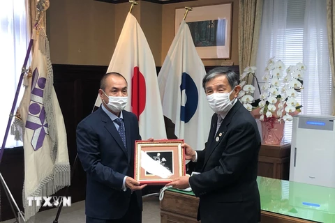 Thống đốc Nisaka Yoshinobu tặng quà cho Tổng Lãnh sự Nguyễn Hồng Hà. (Ảnh: TTXVN phát)