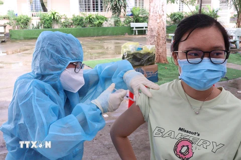 Tiêm vaccine cho người dân thành phố Đồng Xoài. (Ảnh: TTXVN phát) 