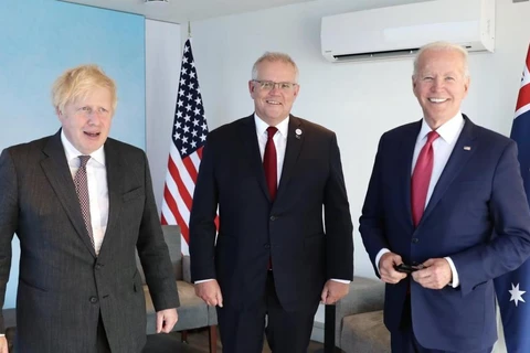 Thủ tướng Anh Boris Johnson (trái) gặp mặt Thủ tướng Australia - Scott Morrison (giữa) và Tổng thống Mỹ Joe Biden (phải) tại Anh hồi tháng 6/2021. (Nguồn The Australian).