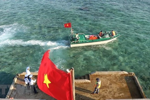 Xuồng tuần tra trên đảo Đá Thị. (Ảnh: Sỹ Tuyên/TTXVN)